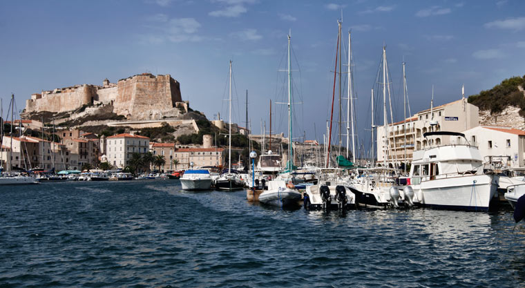 Widok na port i miasto - Bonifacio - Korsyka - Francja