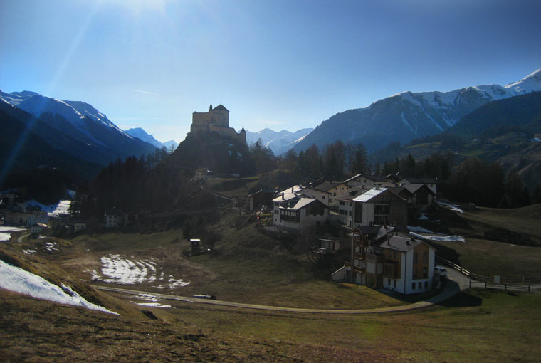 Widok na zamek Tarasp, Szwajcaria